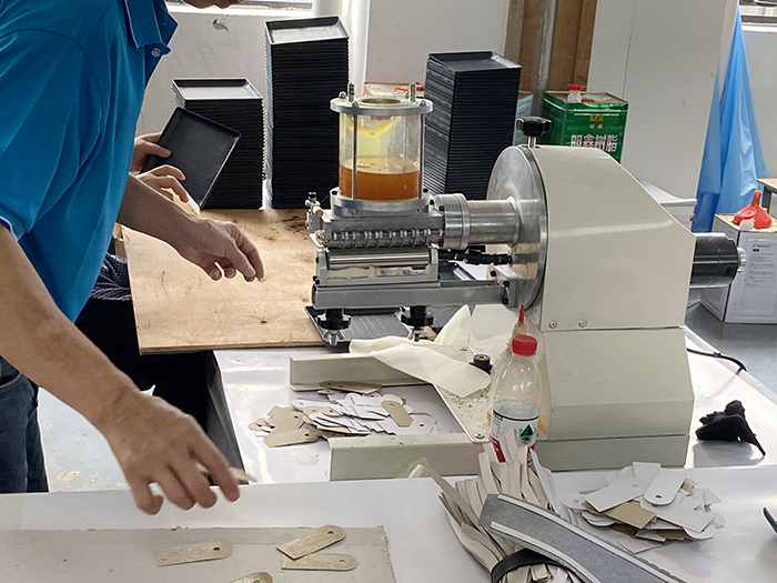 迪先箱包对商务通勤包的多功能性介绍