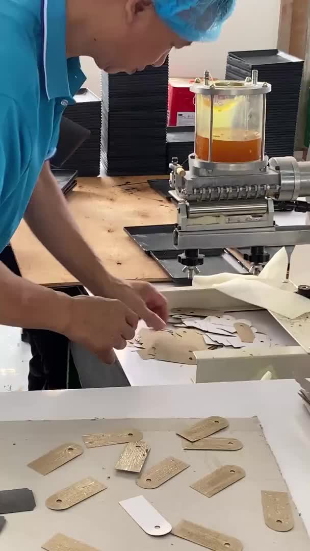 迪先箱包-粘胶水