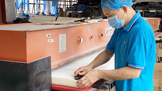 双肩包与单肩包：哪个商务通勤包更适合你?迪先箱包告诉您